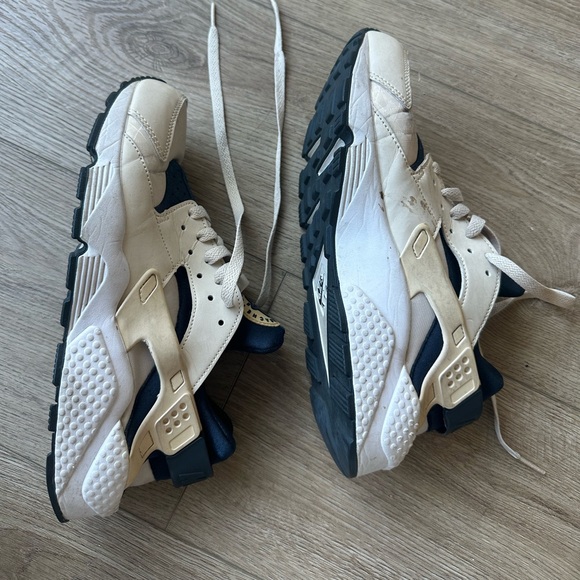 Nike Women’s Air Huarache Run “Orewood Brown” - 7.5 - Picture 3 of 7